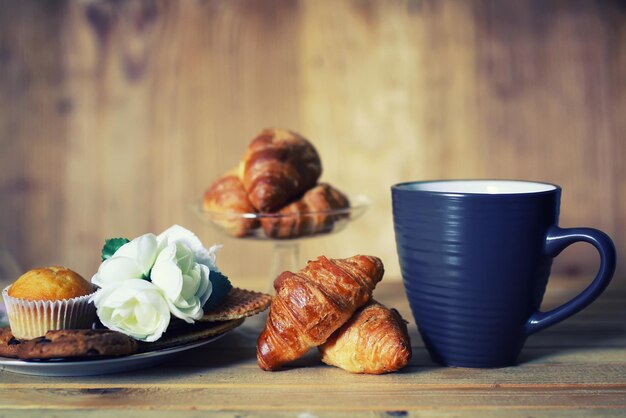 Colazione con croissant e tazza di tè