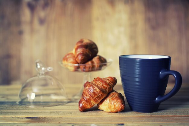 Colazione con croissant e tazza di tè