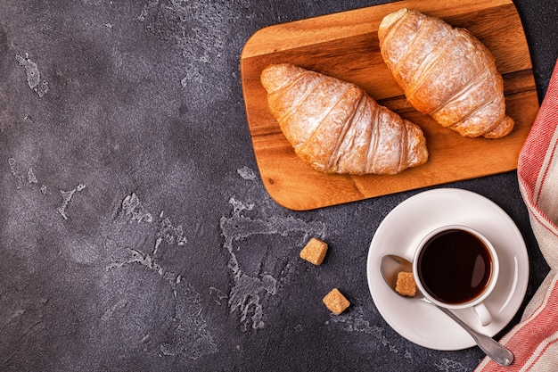 Colazione con croissant freschi e caffè