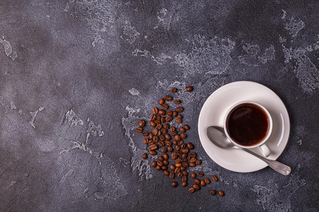 Colazione con croissant freschi, succo d'arancia e caffè