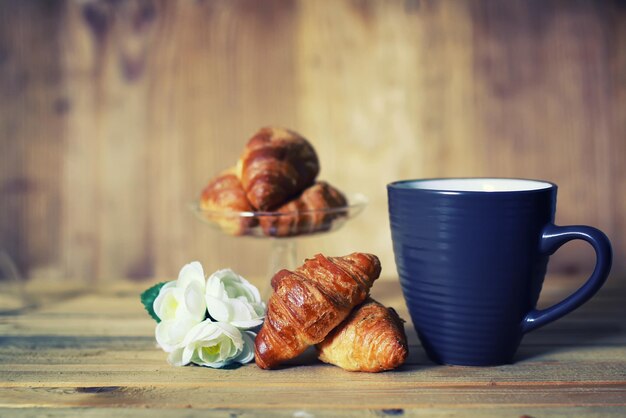 Colazione con croissant in tazza da tè