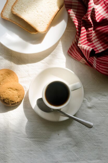 Colazione con dolci al caffè e pane tostato