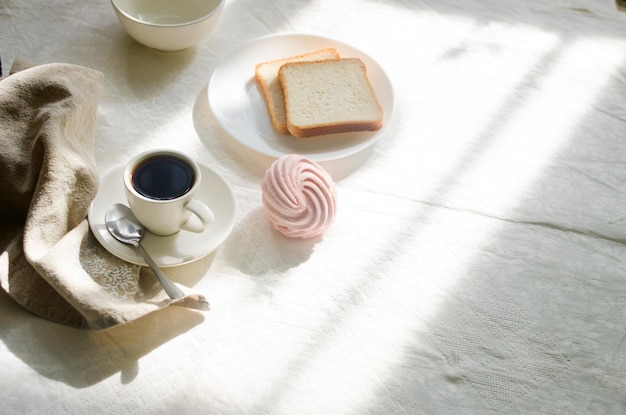 Colazione con dolci al caffè e pane tostato