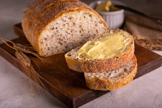 Colazione con fetta di pane appena sfornato con burro