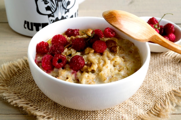 Colazione con fiocchi d&#39;avena e lamponi freschi.