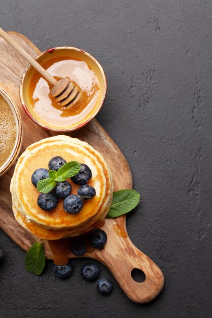 Colazione con frittelle e caffè espresso