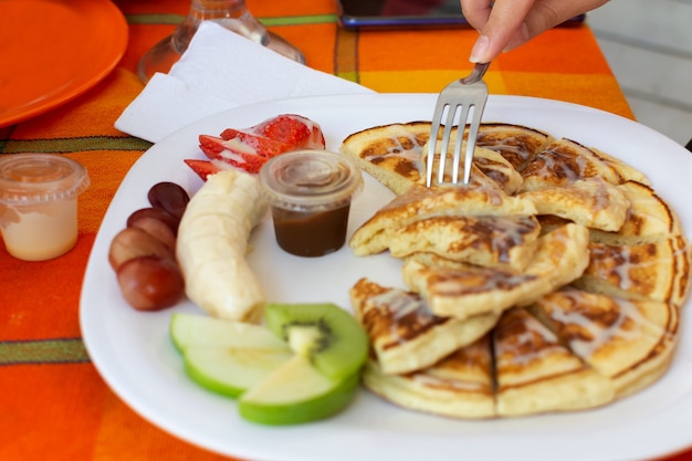 Colazione con frittelle e frutta