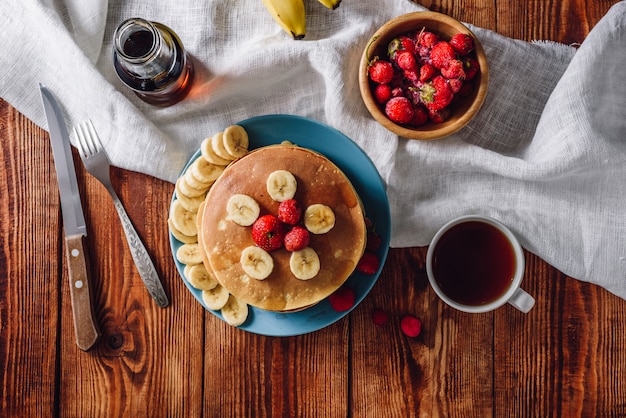 Colazione con frittelle fatte in casa e frutta