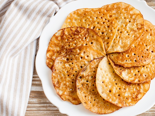 Colazione con frittelle fatte in casa senza glutine per le vacanze di Maslenitsa