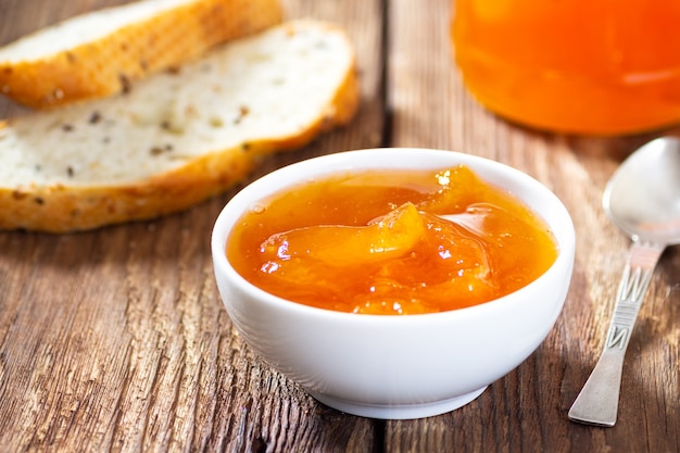 Colazione con marmellata di albicocche e fetta di pane