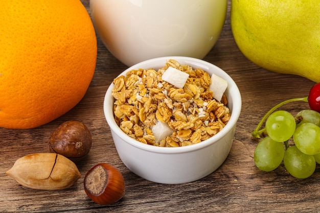 Colazione con muesli e latte