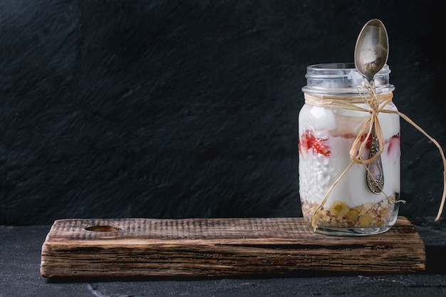 Colazione con muesli e yogurt