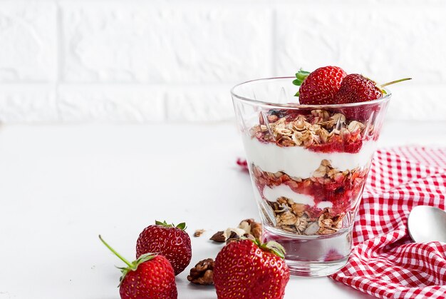 Colazione con muesli, frutti di bosco e una tazza di caffè