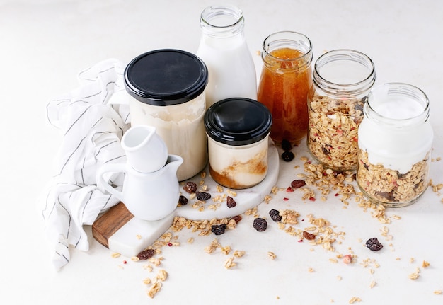 Colazione con muesli in barattoli di vetro