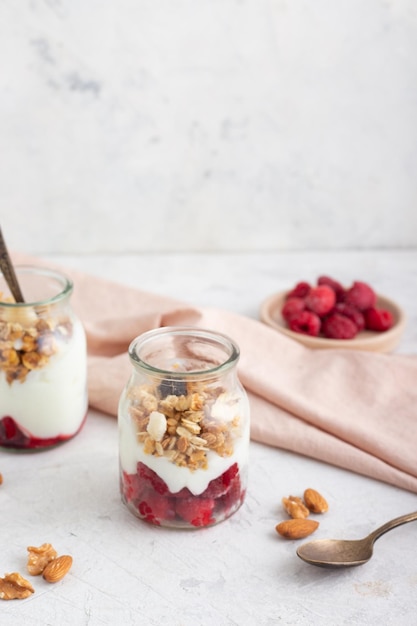 Colazione con muesli, yogurt e frutta.