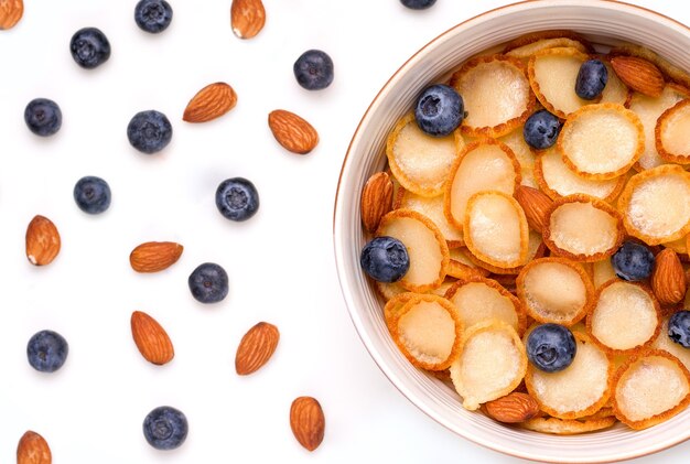 Colazione con noci e frutti di bosco minuscolo pancake cereali close-up, accanto agli ingredienti