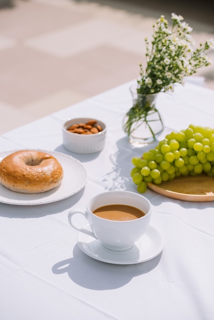 Colazione con pane al caffè e frutta