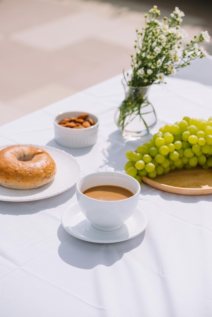 Colazione con pane al caffè e frutta