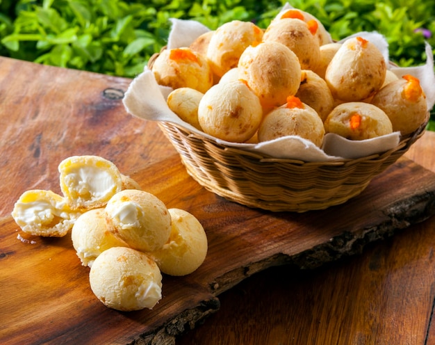 Colazione con pane al formaggio ripieno, pao de queijo