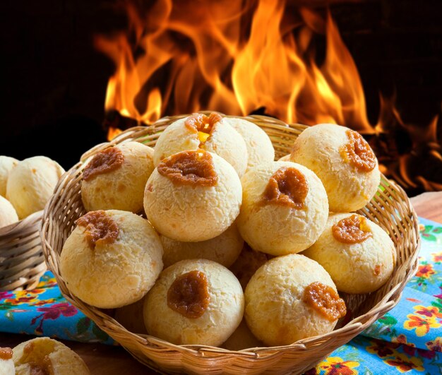 Colazione con pane al formaggio ripieno, pao de queijo