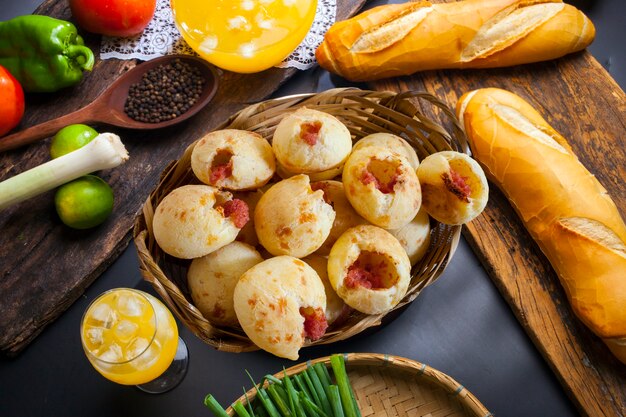 Colazione con pane al formaggio ripieno, pao de queijo