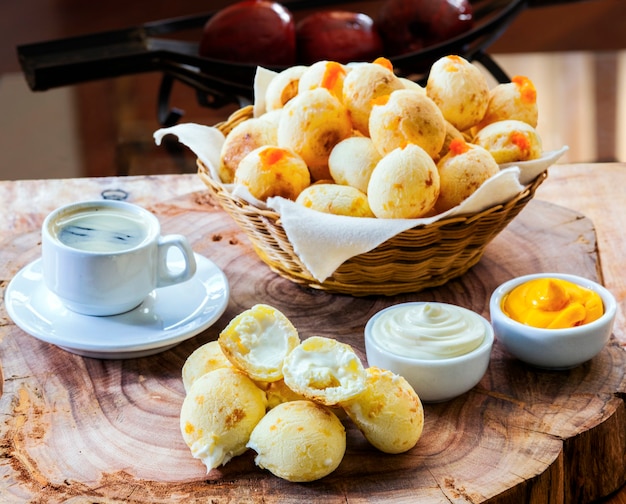 Colazione con pane al formaggio ripieno, pao de queijo