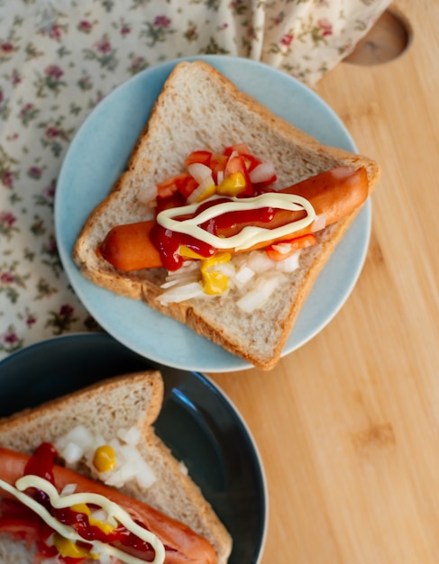 Colazione con pane hot dog