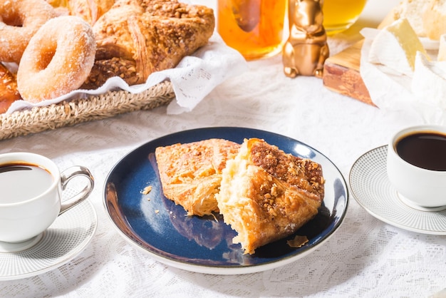 Colazione con pasticcini francesi pane formaggio e caffè