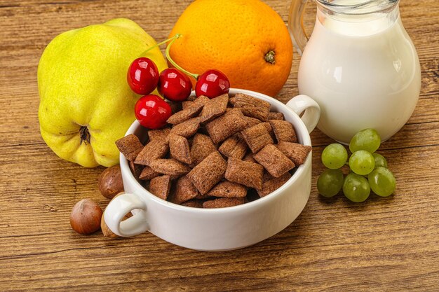 Colazione con pastiglie di cioccolato di mais e latte