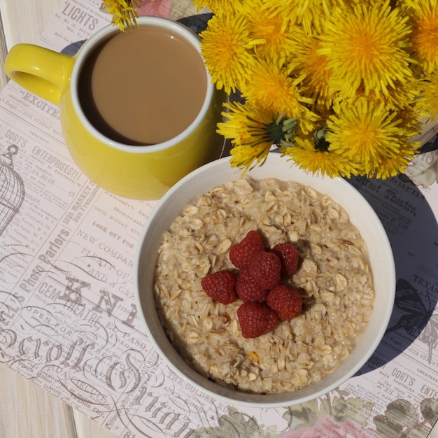 colazione con polenta con lamponi e caffè