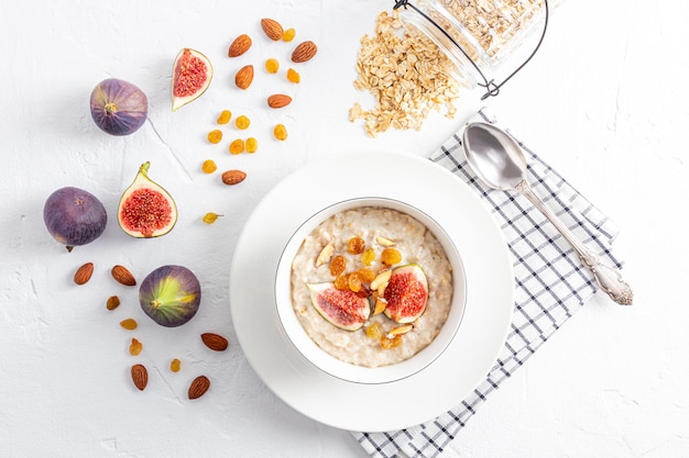 Colazione con porridge d'avena decorato con fichi e banane