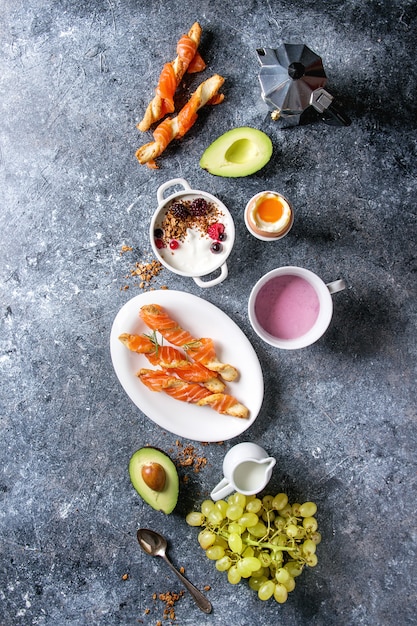 Colazione con salmone e yogurt