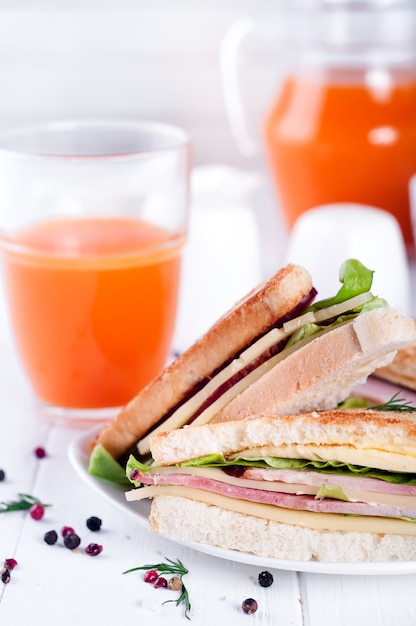 Colazione con sandwich club e succo di frutta