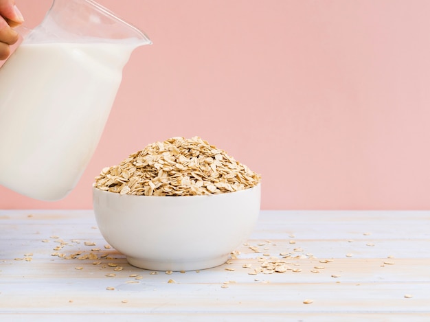 Colazione con scodella di farina d&#39;avena e latte