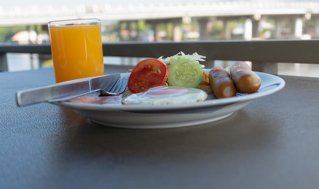 Colazione con succo d'arancia sul tavolo