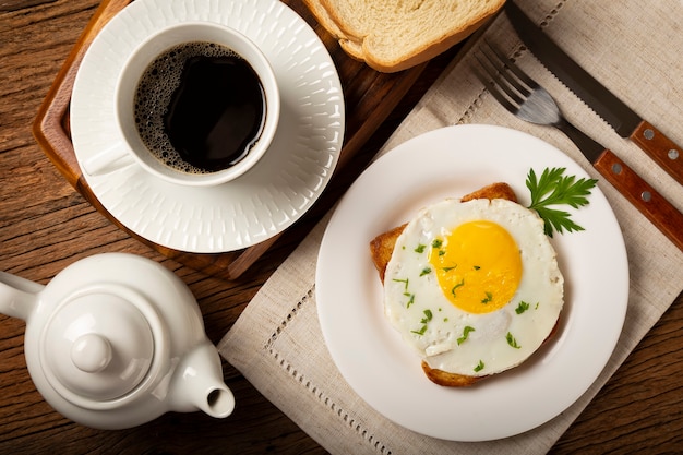 Colazione con toast all'uovo fritto