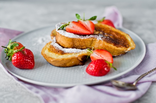 Colazione con toast alla francese e fragole.