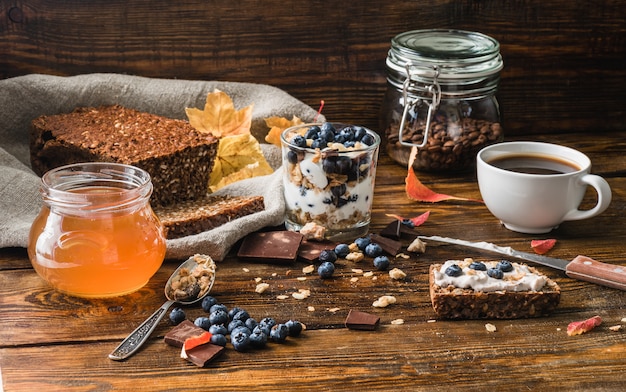 Colazione con toast e caffè