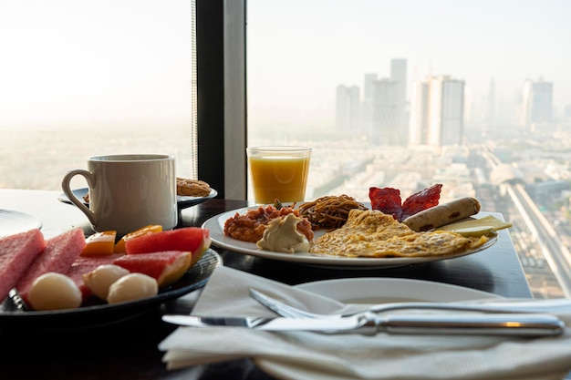 Colazione con una splendida vista di Dubai colazione in hotel con cibo arabo sullo sfondo di una splendida vista delle attrazioni di Dubai