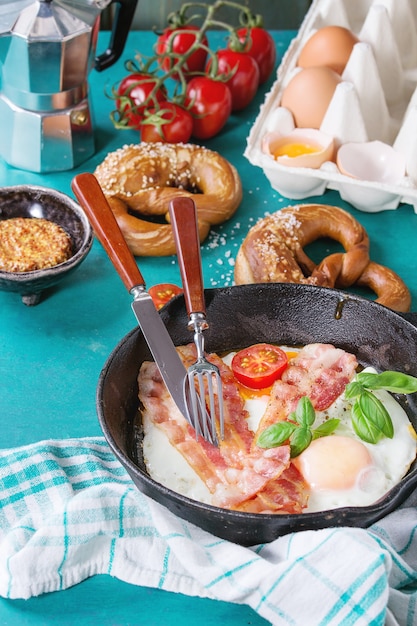 Colazione con uova fritte e pancetta