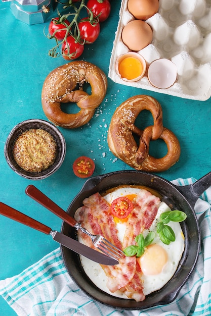 Colazione con uova fritte e pancetta