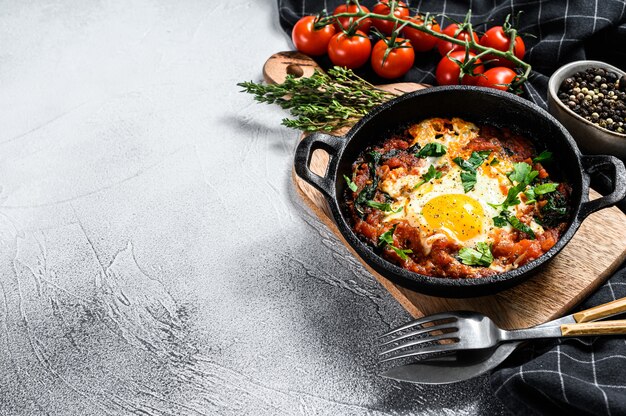 Colazione con uova fritte, pomodori.