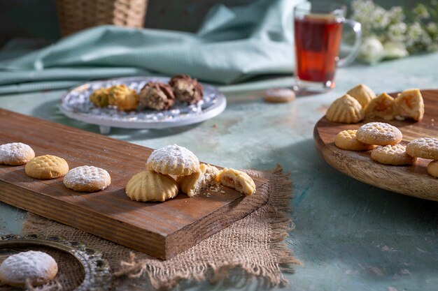 Colazione con vari cibi sul tavolo