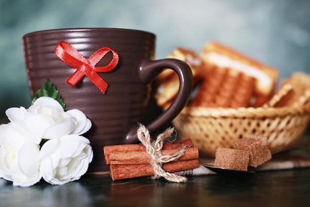 Colazione con wafer e tazza di tè