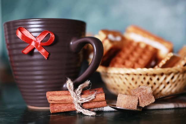 Colazione con wafer e tazza di tè