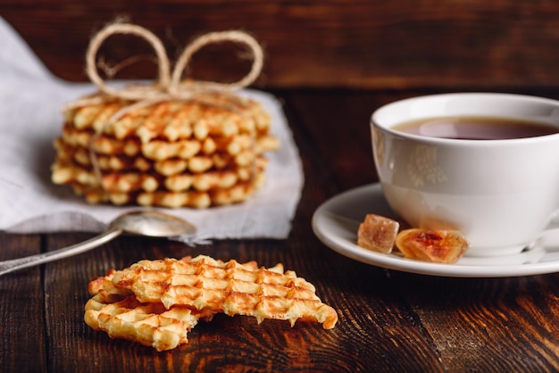 Colazione con Waffle e tazza di tè