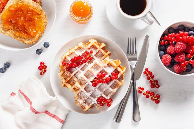 Colazione con waffle, toast, frutti di bosco, marmellata e caffè. Vista dall'alto