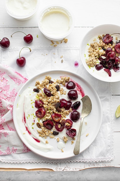 Colazione con yogurt greco di ciliegie arrostite