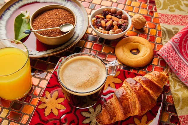 Colazione continentale con croissant e succo d&#39;arancia