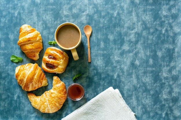 Colazione continentale con croissant freschi, succo d'arancia e caffè focuse selettivo